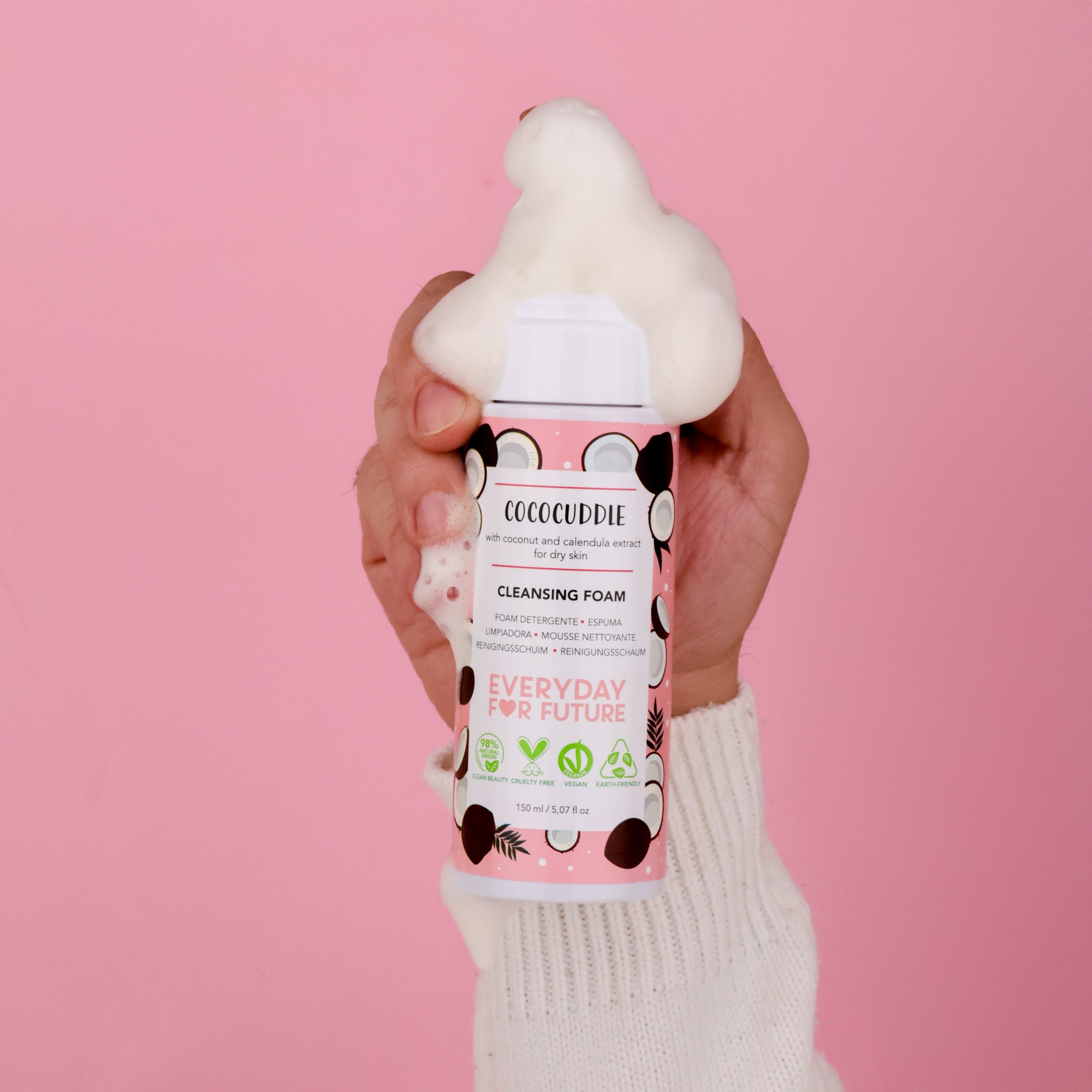 EFF_CLEANSINGFOAM_COCONUT_LIFESTYLE1.jpg