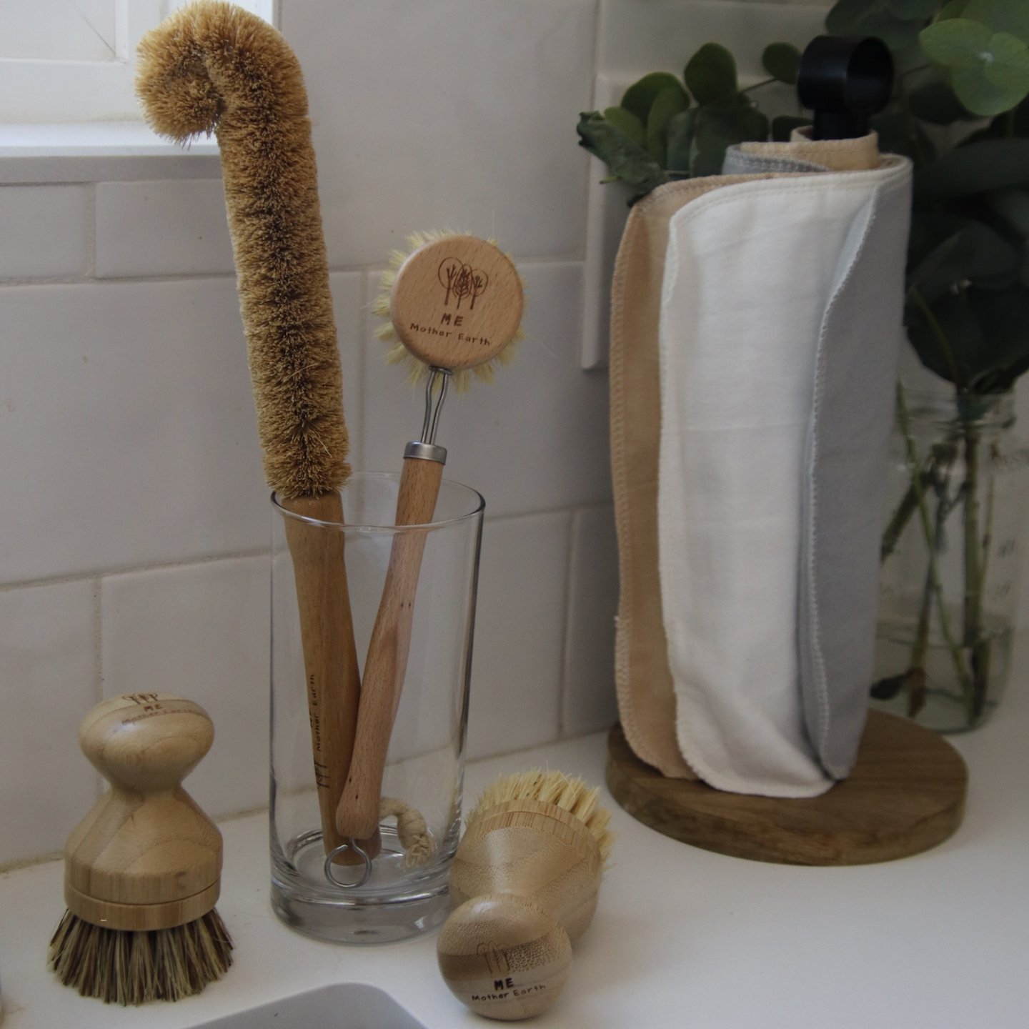 MME_CoconutBottleBrush_Lifestyle3.png