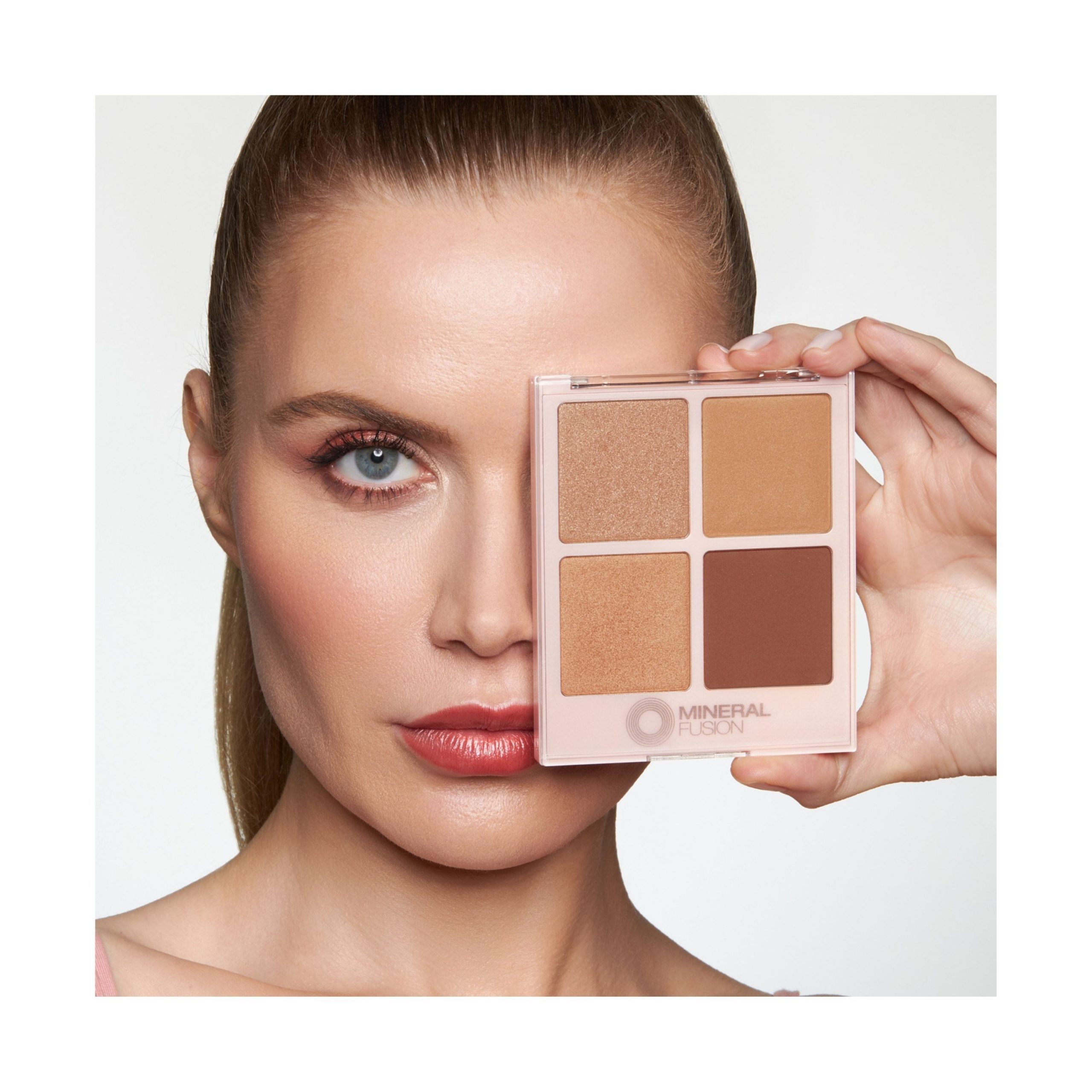 MineralFusion_BronzerPalette_PoolParty_Lifestyle.jpg