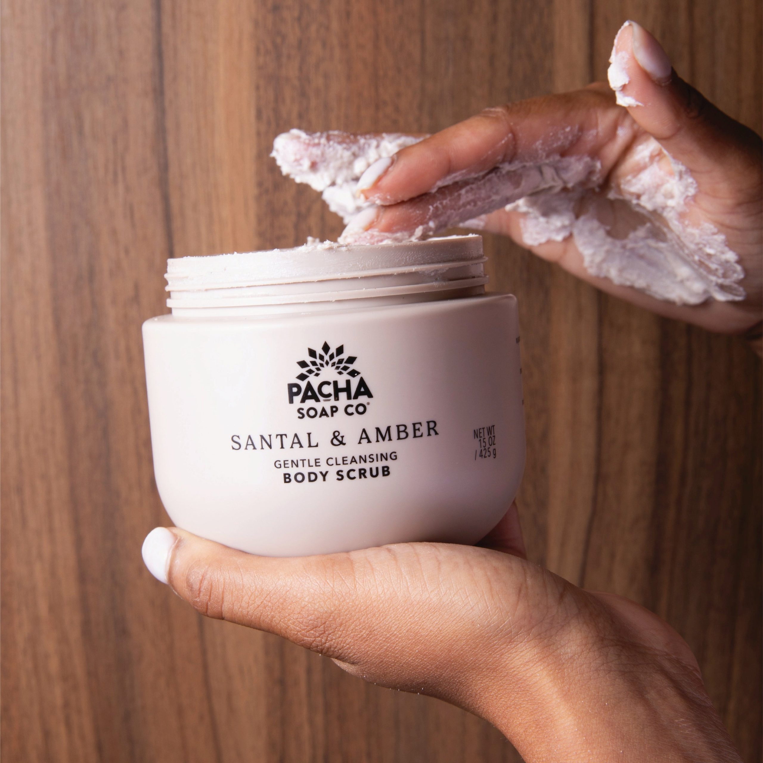 Pacha_BodyScrub_Santal_Amber_Lifestyle.jpg