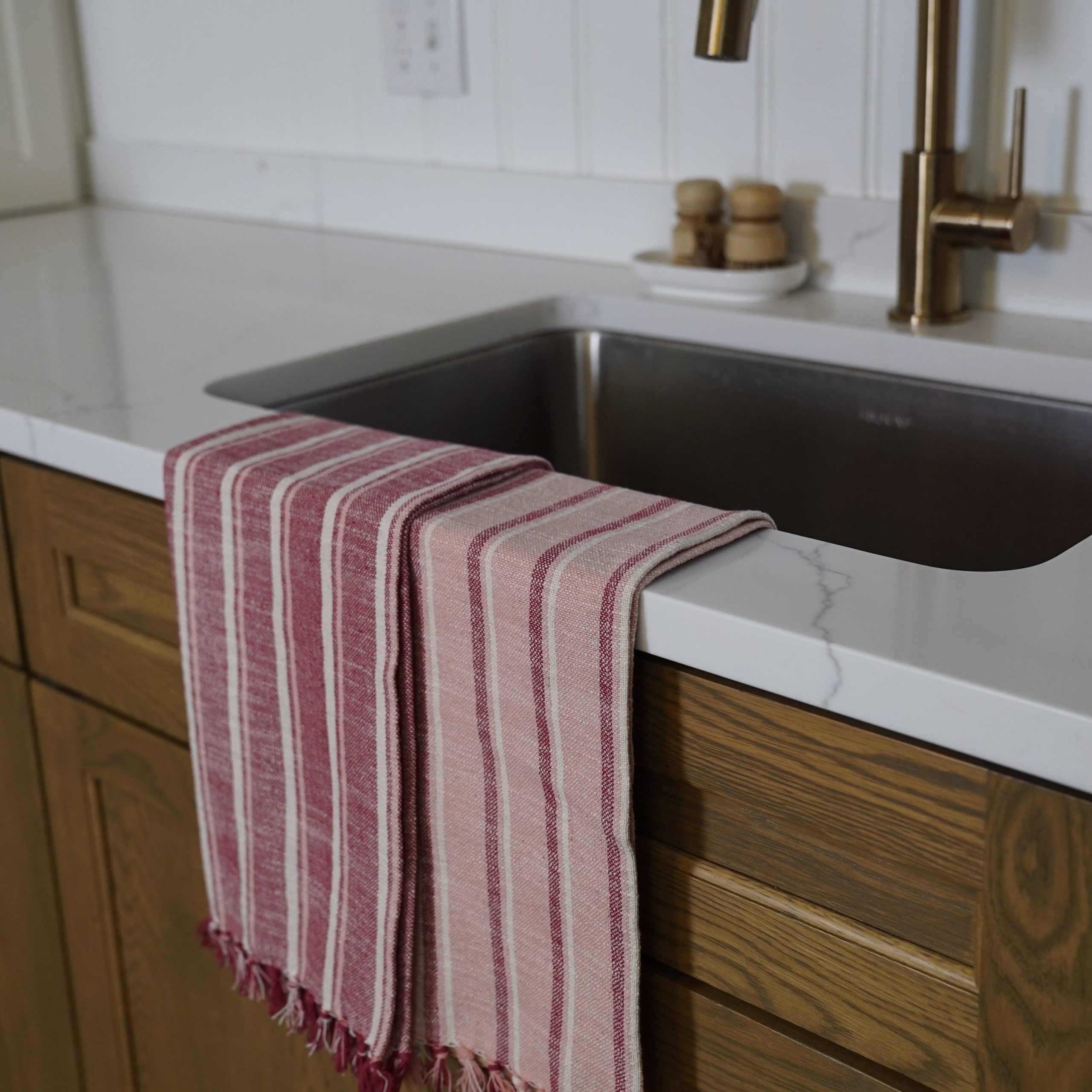 SupraEndura_StripedOrganicCottonKitchentowelSet-Pink_Burgundy_lifestyle_3.jpg